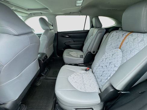 Used 2023 Toyota Highlander Bronze Edition image 16