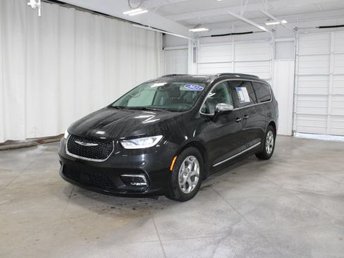 Used 2023 Chrysler Pacifica Limited FWD image 4