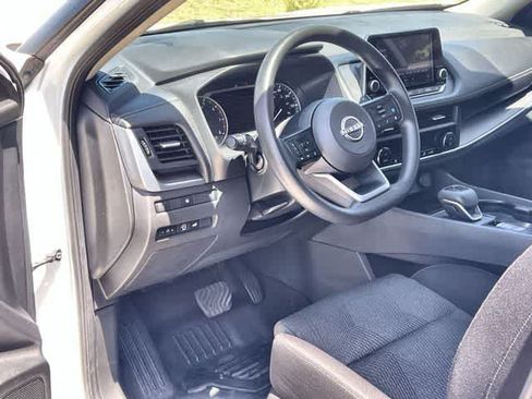 Used 2024 Nissan Rogue SV AWD/4WD image 3