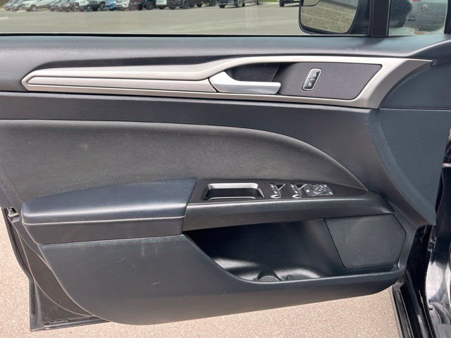 Used 2017 Ford Fusion SE FWD image 19
