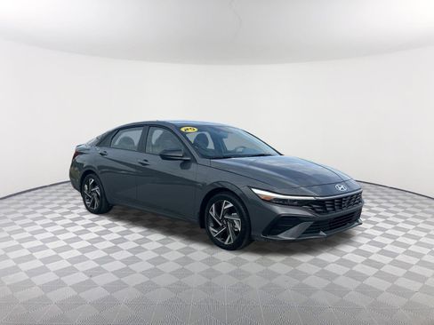 Used 2025 Hyundai Elantra Sport image 4