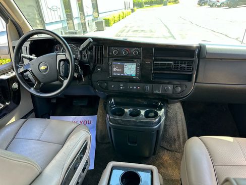Used 2015 Chevrolet Express 2500 Extended Van 3D image 5