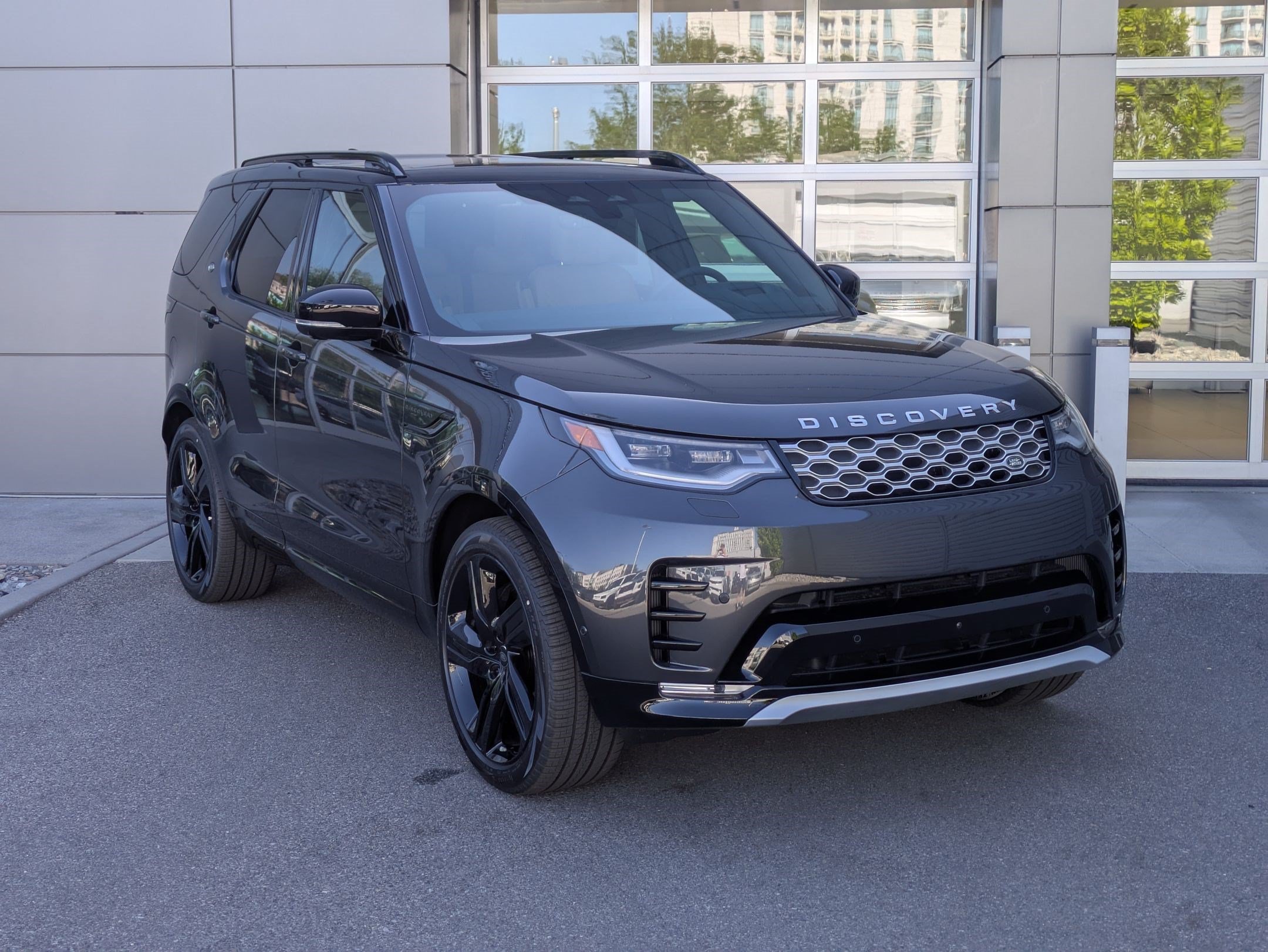 New 2026 Land Rover Discovery Limited Edition AWD/4WD image 3