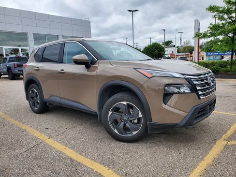 Used 2024 Nissan Rogue SV AWD/4WD image 1