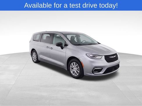 Used 2024 Chrysler Pacifica Touring-L FWD image 3