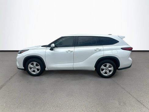 Used 2022 Toyota Highlander LE FWD image 4