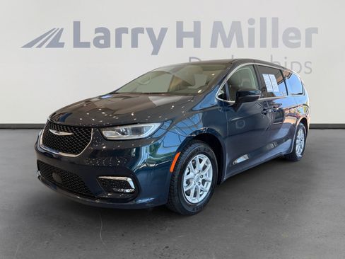Used 2023 Chrysler Pacifica Touring-L FWD image 1