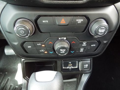 Used 2018 Jeep Renegade Latitude image 18