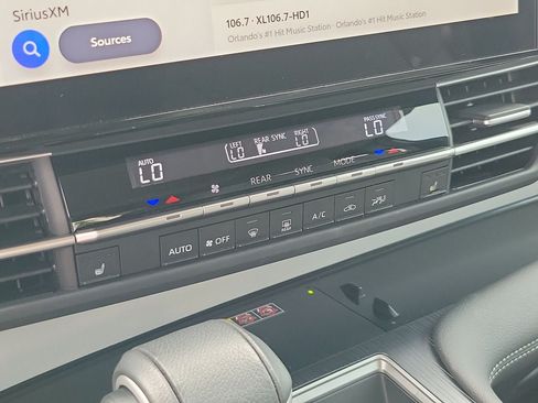Used 2025 Toyota Sienna XLE w/ XLE Plus Package FWD image 28