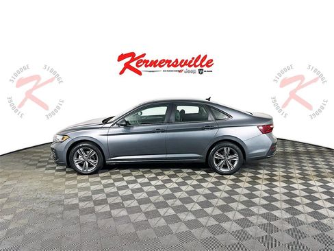 Used 2024 Volkswagen Jetta SE image 4