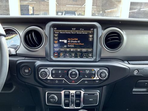 Used 2023 Jeep Gladiator Sport AWD/4WD image 14