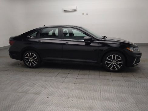 Used 2025 Volkswagen Jetta SE FWD image 11