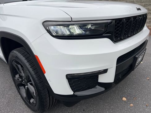 Used 2023 Jeep Grand Cherokee L Limited w/ Luxury Tech Group II image 8