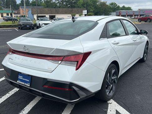Certified 2025 Hyundai Elantra Limited FWD image 8