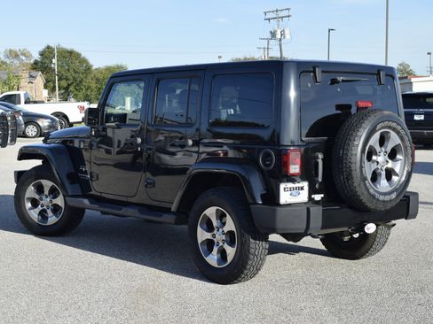 Used 2018 Jeep Wrangler Unlimited Sahara w/ Connectivity Group image 8