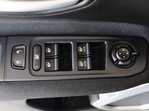 Used 2019 Jeep Renegade Latitude FWD image 14