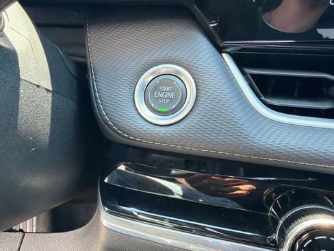 Used 2025 Chevrolet Equinox LT AWD/4WD image 19