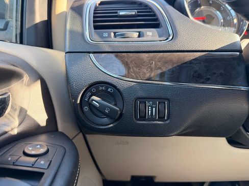 Used 2012 Chrysler Town & Country Touring w/ Entertainment Group #1 FWD image 28