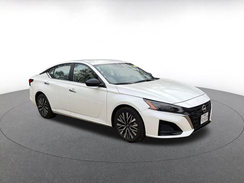 Used 2025 Nissan Altima 2.5 SV image 2