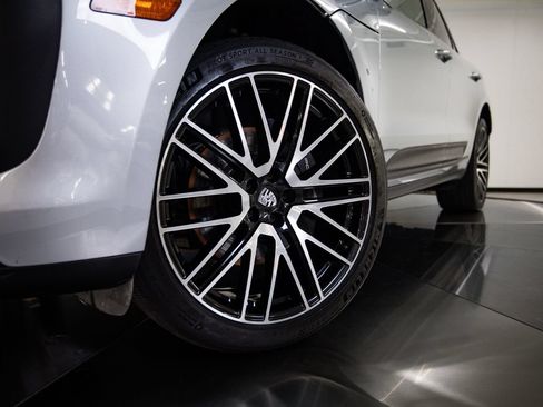 Certified 2024 Porsche Macan AWD/4WD image 12
