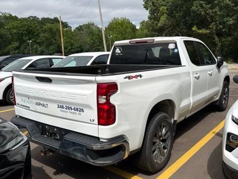 Used 2022 Chevrolet Silverado 1500 LT AWD/4WD image 3