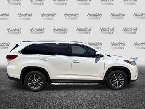 Used 2019 Toyota Highlander XLE FWD image 11