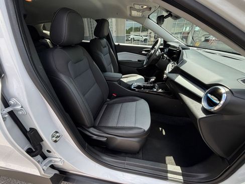 Used 2025 Chevrolet Trax LT FWD image 36