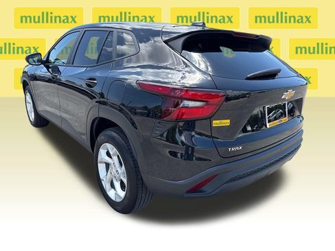 Used 2024 Chevrolet Trax LS w/ LS Convenience Package FWD image 8