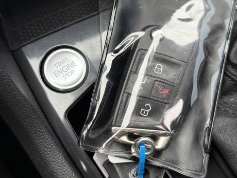 Used 2020 Volkswagen Tiguan S image 37