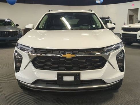 Used 2025 Chevrolet Trax LT w/ LT Convenience Package image 9