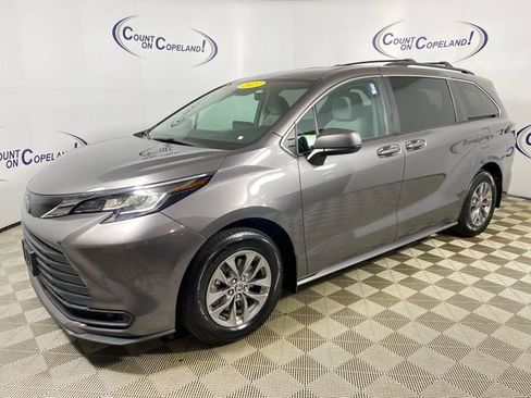 Certified 2023 Toyota Sienna LE AWD/4WD image 3