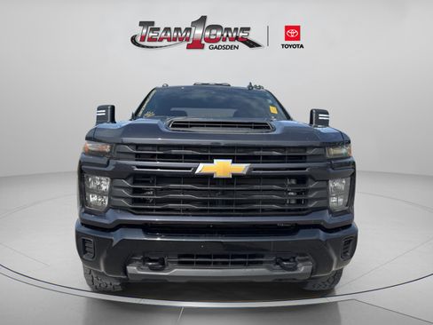 Used 2024 Chevrolet Silverado 2500 Custom w/ Custom Value Package image 2