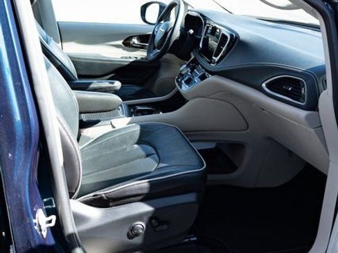 Used 2023 Chrysler Pacifica Limited image 15