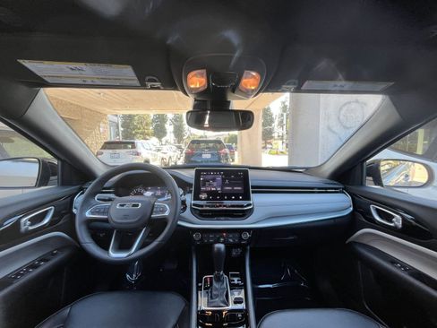 Used 2025 Jeep Compass Limited image 33