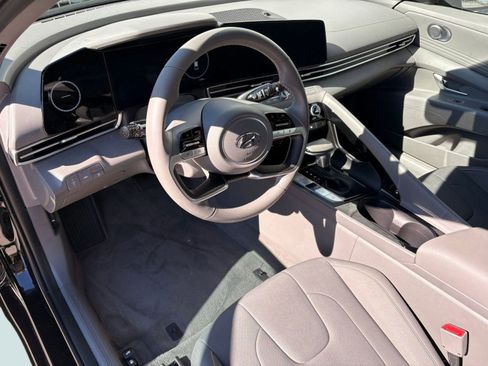 Used 2023 Hyundai Elantra SEL w/ Convenience Package image 4