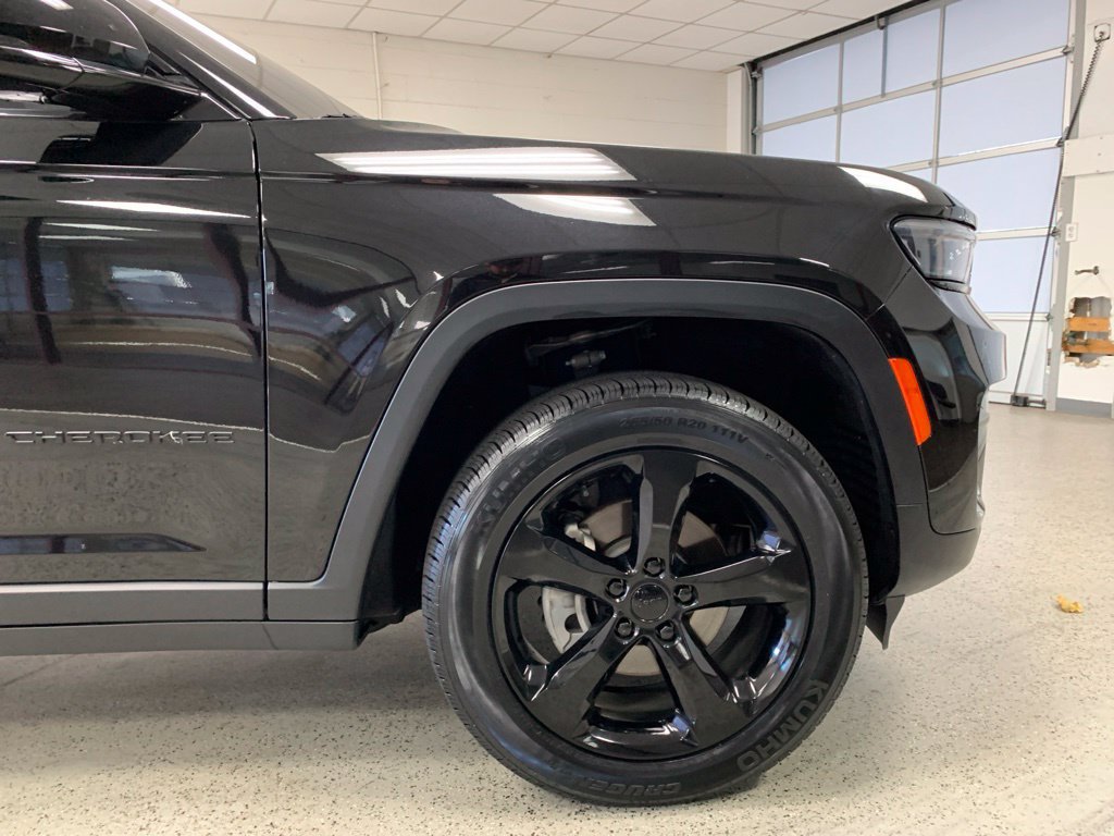 Used 2023 Jeep Grand Cherokee Altitude AWD/4WD image 10