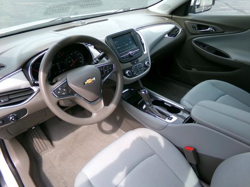 Used 2018 Chevrolet Malibu Hybrid FWD image 12
