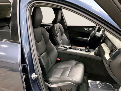 Certified 2025 Volvo XC60 B5 Plus image 8