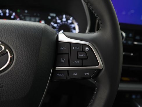 Used 2025 Toyota Highlander XLE AWD/4WD image 31