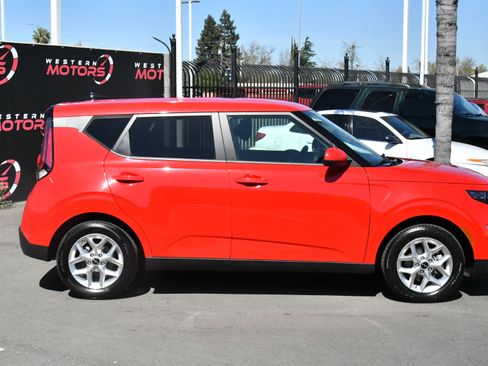 Used 2024 Kia Soul LX w/ Option Group 015 FWD image 9