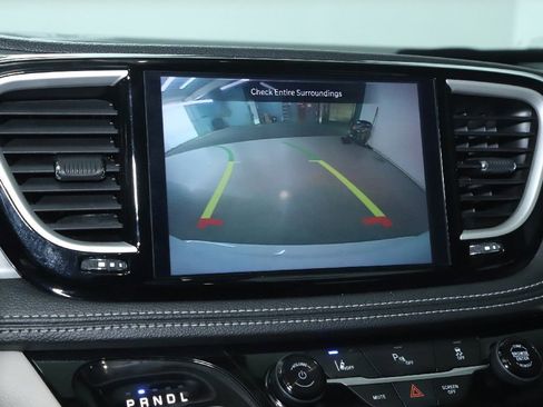 Used 2024 Chrysler Pacifica Select image 28