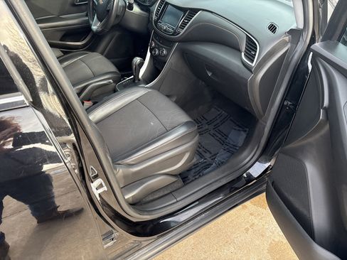 Used 2020 Chevrolet Trax LT w/ LT Convenience Package image 19