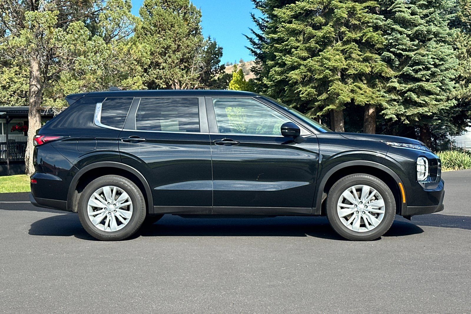 Used 2025 Mitsubishi Outlander ES AWD/4WD image 3