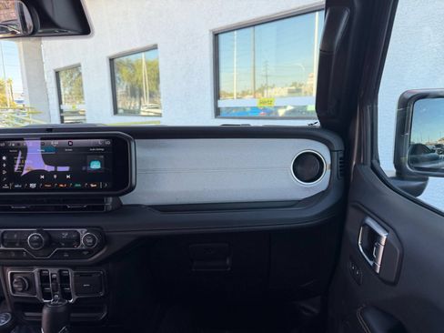 Used 2025 Jeep Wrangler Unlimited Sahara AWD/4WD image 35