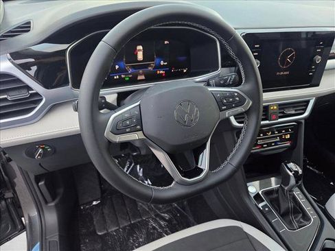 New 2026 Volkswagen Taos SE image 3