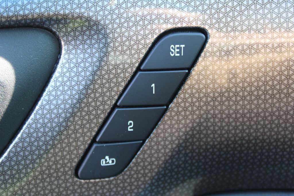 Used 2023 Chevrolet Traverse Premier FWD image 47
