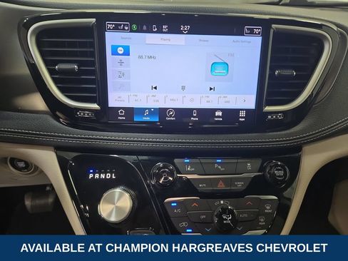 Used 2023 Chrysler Pacifica Touring-L FWD image 17
