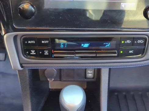 Used 2019 Toyota Corolla SE image 19