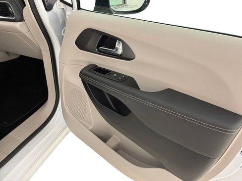 Used 2024 Chrysler Pacifica Touring-L image 15