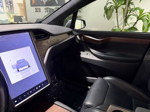 Used 2019 Tesla Model X 75D image 9